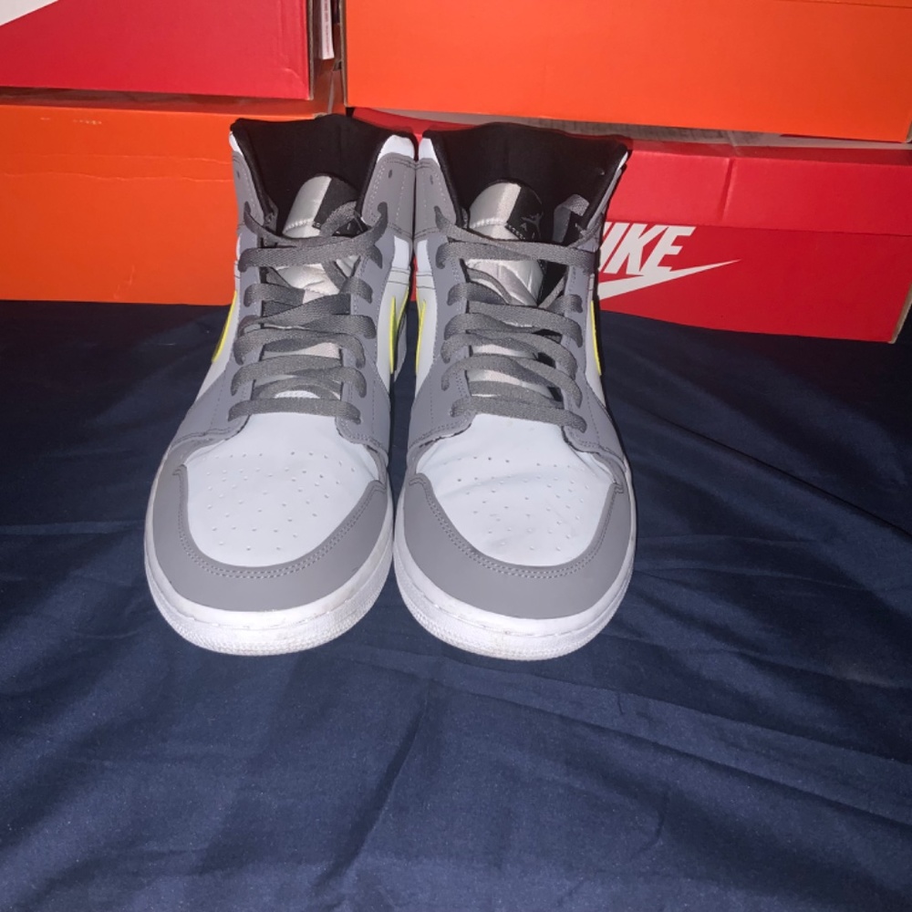 Jordan 1 Mid Gunsmoke Volt Size 12.5 - Picture 6 of 13